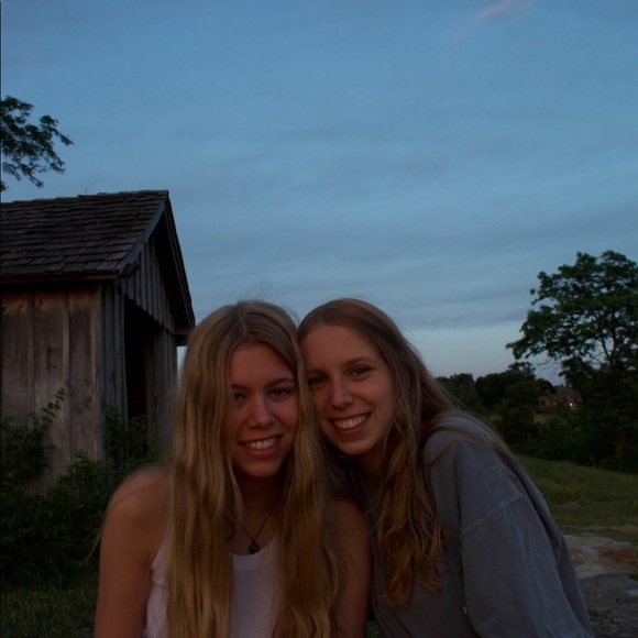 Meet your Posher, Zoe - Picture 2 of 3